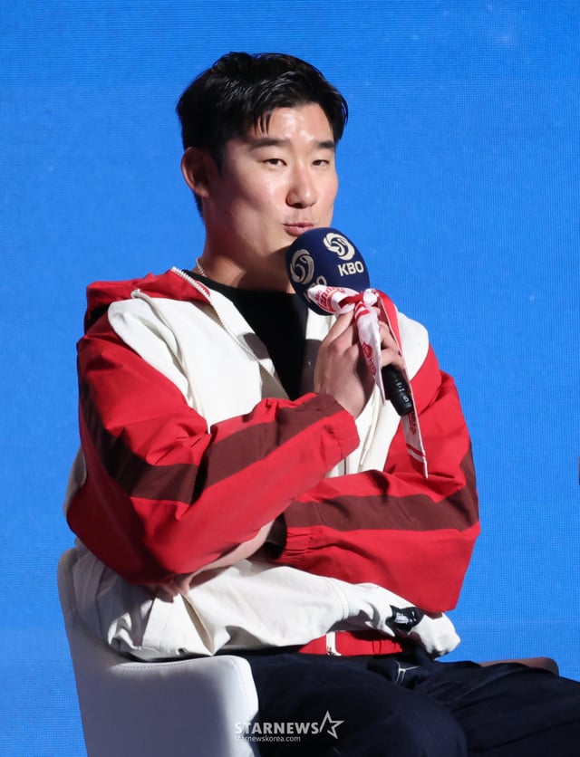 '2026 신한 SOL KBO 리그 미디어데이&팬페스트'가 26일 서울 잠실 롯데호텔 월드에서 열렸다.  SSG 오태곤이 출사표를 밝히고 있다.  LG 박해민·임찬규, 한화 채은성·문현빈, SSG 오태곤·조병현, 삼성 구자욱·강민호, NC 박민우·김주원, KT 장성우·안현민, 롯데 전준우·전민재, KIA 나성범·양현종, 두산 양의지·곽빈, 키움 임지열·하영민 등 10개 구단 감독과 대표 선수들이 참석했다. /사진=김진경 kim.jinkyung@