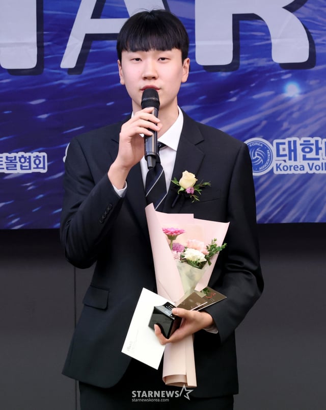 '2025 퓨처스 스타대상' 시상식이 지난해 11월 서울 중구 한국프레스센터 19층 기자회견장에서 열렸다.  방강호(제천산업고·한국전력)가 배구 부문 스타상을 수상한 후 소감을 밝히고 있다.  수상자는 야구 대상 김민준(대구고·SSG) ,스타상 오재원(유신고·한화), 미래스타상 하현승(부산고2) 엄준상(덕수고2)  축구 스타상 김현오(충남기계공고·대전하나시티즌) 박시후(신평고·충남아산), 미래스타상> 박도훈(현풍고2) 김태호(경북자연과학고1)   농구 대상 에디 다니엘(용산고·서울 SK), 스타상 이가현(수피아여고·인천 신한은행), 미래스타상 윤지원(경복고2)  배구 스타상 방강호(제천산업고·한국전력) 이지윤(중앙여고·한국도로공사), 미래스타상 박서윤(중앙여고1)이다. /사진=김진경 대기자