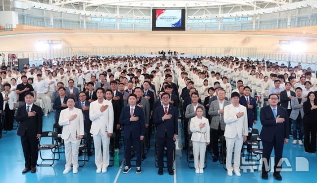 Choi Hwi-young, ministro de Cultura, Deportes y Turismo, Yoo Seung-min, presidente del Comité Olímpico Coreano, y los asistentes realizaron el saludo nacional durante la ceremonia de compromiso del equipo surcoreano para los Juegos Asiáticos de Verano 2026 en Aichi-Nagoya, celebrada por la tarde del día 3 en el velódromo del centro de entrenamiento de atletas de Chungbuk. /Foto=News1