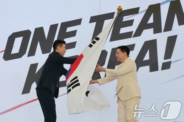Yoo Seung-min, presidente de la Asociación Deportiva de Corea, entrega el distintivo del equipo al director de la delegación coreana para los Juegos Asiáticos de 2026 en Aichi-Nagoya, Lee Sang-hyun, durante la ceremonia de compromiso realizada el día 3 en el centro de entrenamiento de Jin Cheon-guk-ga (CEO) en Chungcheong del Norte. /Foto=NEWS1