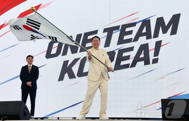 El director del equipo, Lee Sang-hyun, agita la bandera durante el acto de determinación del equipo de Corea del Sur para los Juegos Asiáticos de 2026 en Aichi-Nagoya, celebrado el día 3 en el centro de entrenamiento de atletas de Chungbuk Jin Cheon-guk-ga (CEO). /Foto=NEWS1