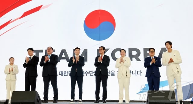 El día 3, en el centro de entrenamiento de atletas de Chungbuk, Jin Cheon-guk-ga (CEO), durante la ceremonia de compromiso del equipo surcoreano para los Juegos Asiáticos de Aichi-Nagoya 2026, se observa a asistentes como Choi Hwi-young, ministro de Cultura, Deportes y Turismo, y Yoo Seung-min, presidente de la Asociación Deportiva de Corea, aplaudiendo. /Foto=NEWS1