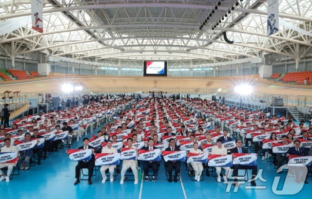 El día 3, en el centro de entrenamiento de atletas de Chungbuk, se realizó la ceremonia de compromiso del equipo surcoreano para los Juegos Asiáticos de Aichi-Nagoya 2026, donde los atletas participantes y los invitados especiales posaron para una fotografía conmemorativa. /foto=NEWS1