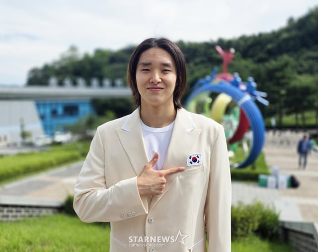Swimming national team member Kim Woo-min poses with reporters ahead of the Asian Games delegation decision ceremony held at the national team training center in Jincheon, North Chungcheong Province, on the 3rd. /Photo=Reporter Kim Myeong-seok