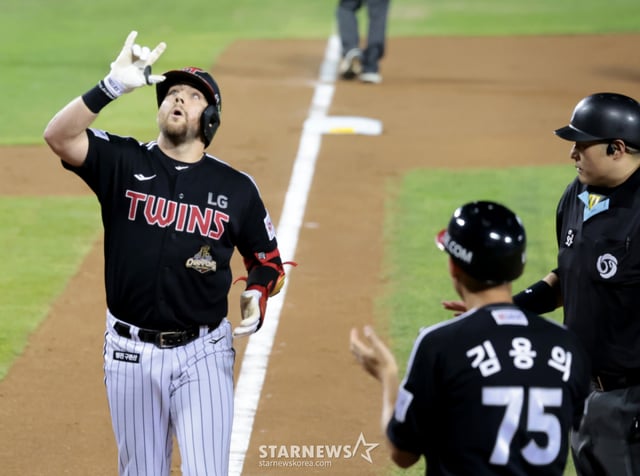LG third batter Austin Dean is shown rounding the bases after hitting a solo home run to center field against Kwak Bin with one out in the fourth inning, following a double in the first inning during the 2026 KBO League Doosan Bears vs. LG Twins game held at Jamsil Baseball Stadium on the 3rd. 2026.09.03. /Photo=Senior reporter Kang Young-jo cameratalks@