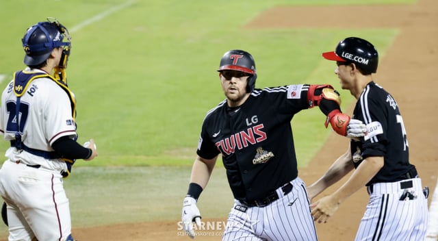 LG third batter Austin Dean is shown rounding the bases after hitting a solo home run to center field against Kwak Bin with one out in the fourth inning, following a double in the first inning during the 2026 KBO League Doosan Bears vs. LG Twins game held at Jamsil Baseball Stadium on the 3rd. 2026.09.03. /Photo=Senior reporter Kang Young-jo cameratalks@