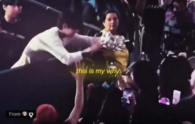 Jungkook handing a crown to a fan in a wheelchair after the performance ended / Photo: BTS Jungkook fan X account