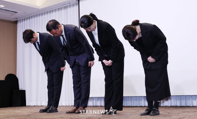 (서울=뉴스1) 박지혜 기자 = 최주희 티빙 대표이사(오른쪽 두번째)와 주요 경영진이 3일 오후 서울 중구 코리아나호텔에서 사이버 침해 사고에 대해 공식 사과를 하고 있다. 2026.9.3/뉴스1 Copyright © 뉴스1. All rights reserved. 무단 전재 및 재배포, AI학습 이용 금지. /사진=(서울=뉴스1) 박지혜 기자
