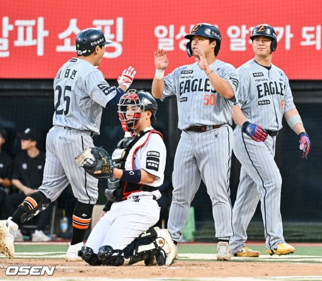 한화 김태연(왼쪽부터)이 3일 KT전 1회 스리런 홈런을 친 뒤 강백호와 노시환의 환영을 받고 있다. /사진=OSEN