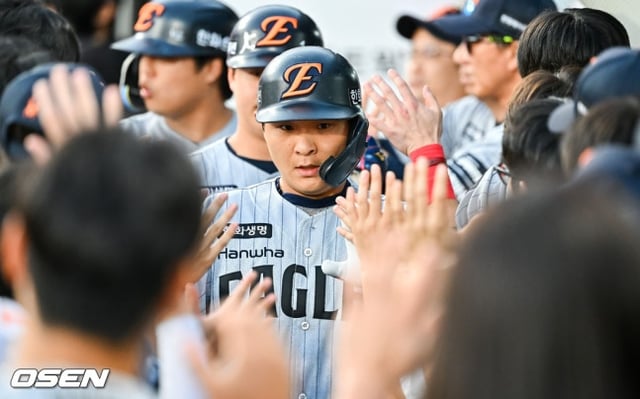 김태연이 3일 KT전 1회 홈런 뒤 더그아웃에서 동료들의 축하를 받고 있다. /사진=OSEN