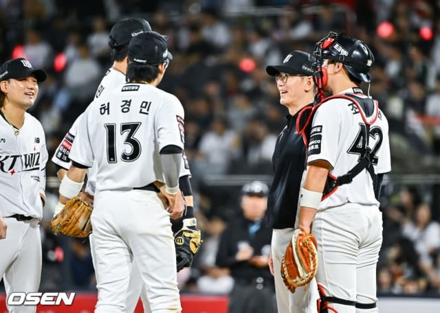 KT manager Lee Kang-cheol (second from right) approaches the mound during the eighth inning of the Hanwha Eagles game on the 3rd to speak with pitcher Woo Kyu-min (second from left). /Photo=OSEN