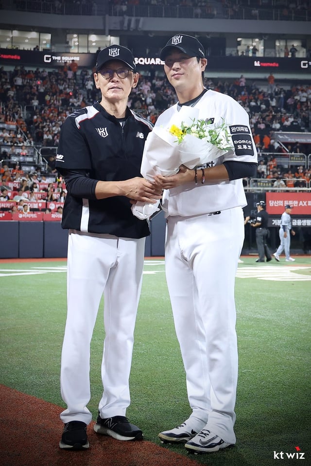 Manager Lee Kang-cheol (left) poses for a commemorative photo with Woo Kyu-min, who has reached 900 career games. /Photo=KT Wiz