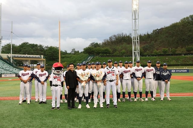 18세 이하 야구 대표팀과 울산 웨일즈 김철욱 구단주. /사진=울산 웨일즈