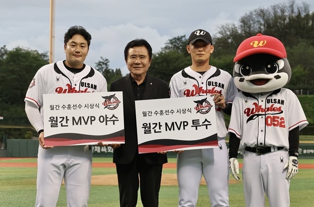 최지만(왼쪽부터), 김철욱 구단주, 고바야시. /사진=울산 웨일즈