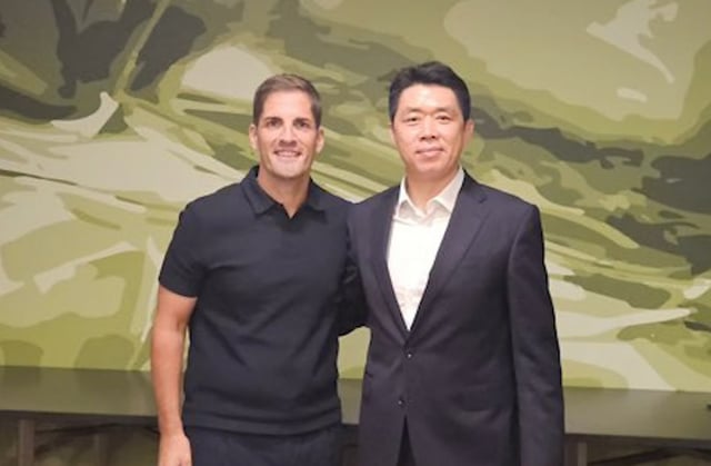 Hyun Young-min (derecha), presidente de la Asociación Coreana de Fútbol Jeon Ryeok-gang-hwa (Chairman), y el entrenador interino del equipo nacional de fútbol de Corea del Sur, Roberto Moreno. /foto=Captura del canal de YouTube de la Asociación Coreana de Fútbol