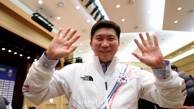 Yoo Seung-min, presidente del Comité Olímpico de Corea, sale después de finalizar el Día de los Medios con motivo del D-30 de los Juegos Olímpicos de Invierno de Milán-Cortina 2026, celebrado el 7 de enero en el centro de entrenamiento Jin Cheon-guk-ga (CEO). 2026.01.07. /foto=Kang Young-jo cameratalks@