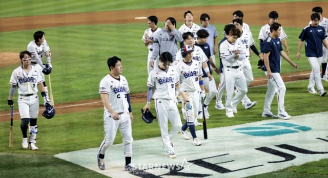 Jugadores del Doosan dirigiéndose al dugout tras terminar el partido del día 3. /Foto=reportero sénior Kang Young-jo