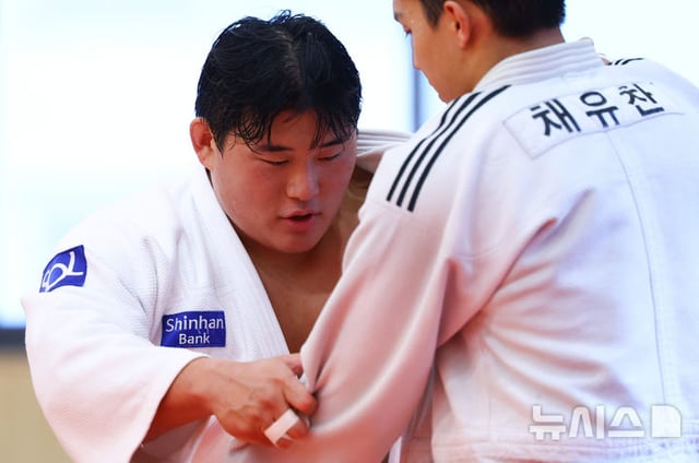Kim Min-jong during training (left). /Photo=NEWSIS