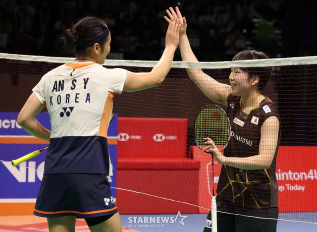 An Se-young (izquierda) y Akane Yamaguchi en el 'Torneo de Bádminton Suwon Victor Korea Open 2025' (Super 500). /Foto=corresponsal jefe Kim Jin-kyung