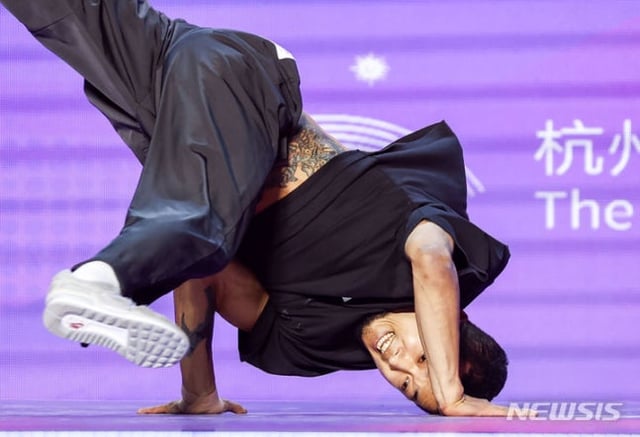 At the 2022 Hangzhou Asian Games breaking men's round-robin Group A match between South Korea and China held at the Gongshu Canal Sports Park Gymnasium in Hangzhou, China, in October 2023, Kim Hong-yeol (Hong Ten) is performing on stage. /Photo=NEWSIS