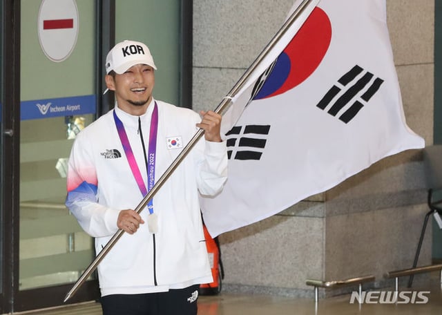 Kim Hong-yeol, who won a silver medal in breakdancing at the 2022 Hangzhou Asian Games, is returning home through the arrival hall of Incheon International Airport Terminal 1 on the afternoon of the 9th. /Photo=NEWSIS