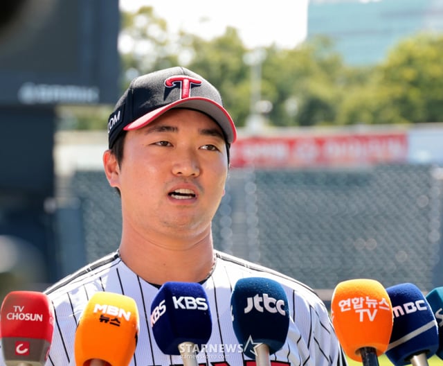 전격적으로 LG에 복귀한 고우석이 3일 잠실야구장에서 열린 복귀기자회견에서 복귀소감과 각오를 밝히고 있다. 고우석은 염경엽 감독과 코치들과 대화를 통해 등판시점을 결정하게 될 것이라 예상했다. 인터뷰를 마무리하며 사진기자들과 포토타임을 갖는 고우석. . 2026.09.03. 전격적으로 LG에 복귀한 고우석이 3일 잠실야구장에서 열린 복귀기자회견에서 복귀소감과 각오를 밝히고 있다. 고우석은 염경엽 감독과 코치들과 대화를 통해 등판시점을 결정하게 될 것이라 예상했다. . 2026.09.03. /사진=강영조 cameratalks@