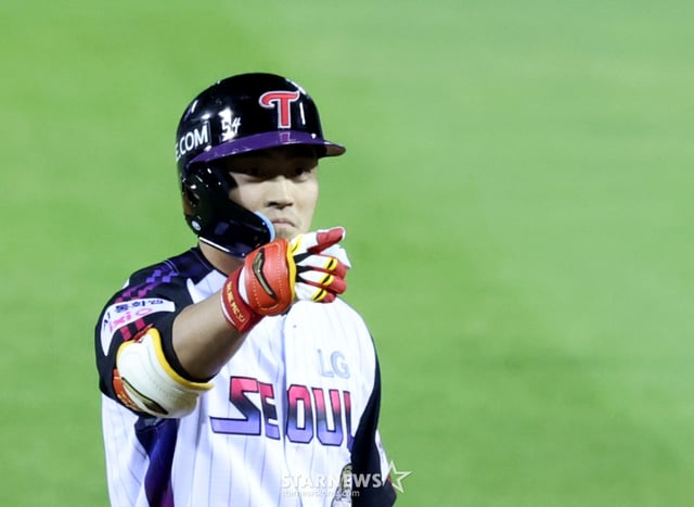 9月4日,在蚕室棒球场举行的2026 KBO联赛三星狮对阵LG双子的比赛中,LG二垒手千成浩在第六局下半两人出局、一、二垒有人的情况下,击出一支带有一分打点的安打上垒。此时比分被反超为4-3的LG。2026年9月4日 /照片=姜英祚 (Kang Young-jo) cameratalks@