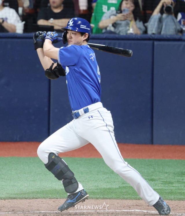 The 2026 Shinhan SOL KBO League match between Kiwoom Heroes and Samsung Lions took place on the 27th at Gocheok Sky Dome in Seoul. Samsung's Koo Ja-wook hit a two-run single with no outs and runners on first and third bases to take the lead. /Photo=Chief correspondent Kim Jin-kyung kim.jinkyung@