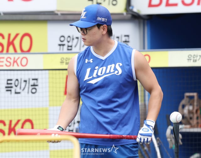 The 2026 Shinhan SOL KBO League match between Samsung Lions and SSG Landers was held on the 20th at Daegu Samsung Lions Park. Samsung's Park Seung-gyu is seen practicing batting. /Photo=Chief correspondent Kim Jin-kyung kim.jinkyung@