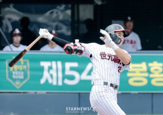 세광고 3번타자 포수 전영훈이 지난달 14일 목동구장에서 열린 봉황대기 고교야구 세광고와 경기고 경기 1회말 큼지막한 타구를 날렸지만 파울이 되고 있다. 2026.08.14. /사진=강영조 선임기자