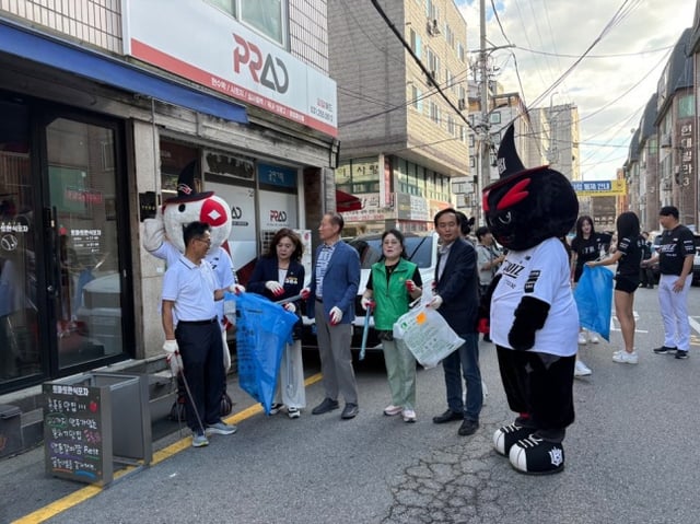 KTウィズマスコットビッグとトリが4日、水原市長安区松竹洞の路地一帯で開かれた「ウィズファミリーin松竹洞野場」行事広報に乗り出した。 /写真=KTウィズ提供
