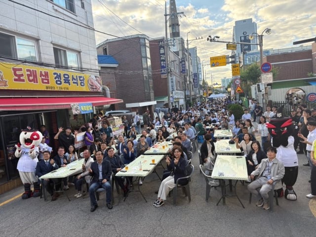 水原松竹洞商人会が4日、水原市長安区松竹洞路地一帯で開かれた「ウィズファミリーin松竹洞野場」行事でKTを応援した。 /写真=KTウィズ提供