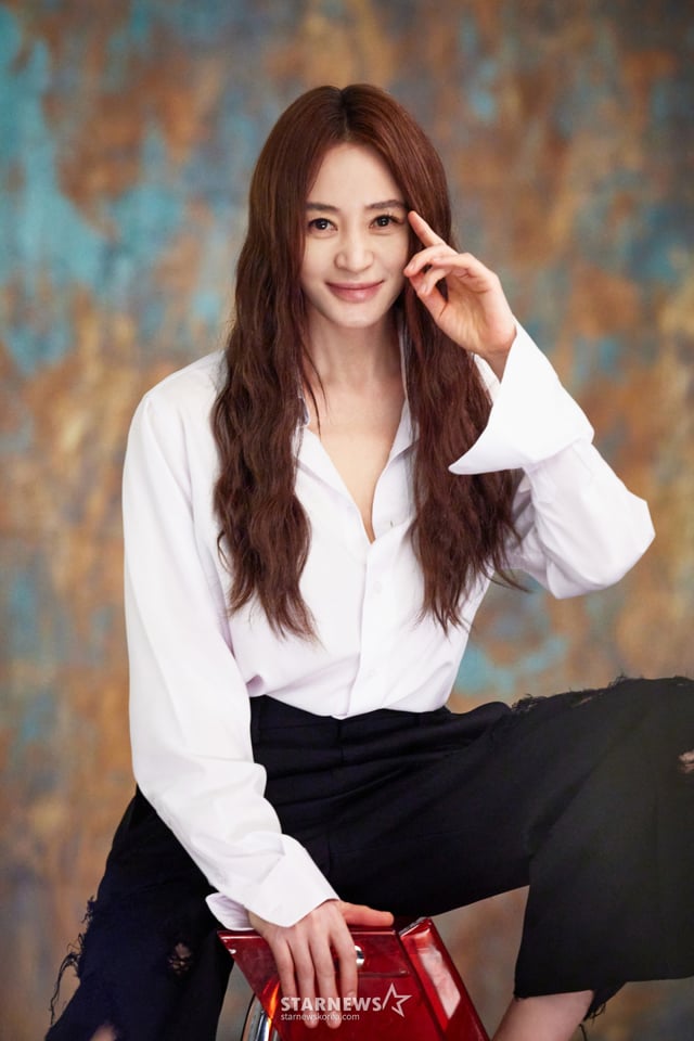 쿠팡플레이 드라마 '지금 불륜이 문제가 아닙니다'의 배우 김혜수가 13일 진행된 라운드 인터뷰를 위해 포즈를 취하고 있다. /사진제공=호두앤유엔터테인먼트 /2026.08.13 /사진=김휘선 hwijpg@