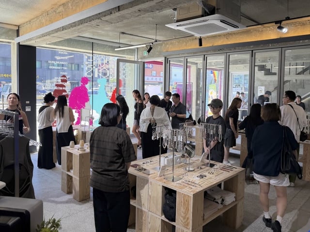 「シンガポール:セレクト」ソウルポップアップがオープンした4日、ブランドブースを見学している韓国の顧客。/写真=シンガポールファッション協会