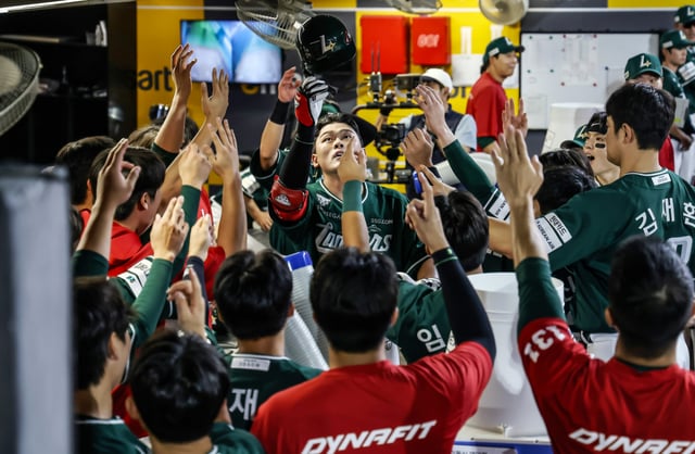 4일 인천 SSG 랜더스 필드에서 펼쳐진 두산 베어스와 SSG 랜더스의 경기. SSG 전의산(가운데)이 홈런을 친 뒤 더그아웃에서 세리머니를 펼치고 있다. /사진=SSG 랜더스 제공