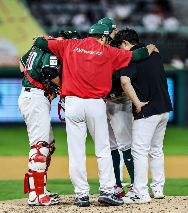 4일 인천 SSG 랜더스 필드에서 펼쳐진 두산 베어스와 홈 경기에서 SSG 랜더스 외국인 투수 페드로 아빌라의 활약 모습. 9회 2사 후 투수 코치가 마운드에 올라 이야기를 나누고 있다. /사진=SSG 랜더스 제공