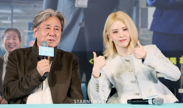 (Seúl=NEWS1) El reportero Kim Jin-hwan = Los actores Choi Min-sik y Han So-hee respondieron el día 4 por la tarde a preguntas de los medios durante la proyección de prensa de la película 'Internado' en Seúl, distrito de Yongsan, en el CGV Yongsan I-Park Mall. La obra narra los hechos que comienzan cuando Ki-ho (interpretado por Choi Min-sik), un practicante plateado con 37 años de experiencia, se incorpora a la empresa de Sun-woo (interpretada por Han So-hee), quien tras solo tres años desde su lanzamiento se ha convertido rápidamente en una revelación del sector de la moda. 2026.9.4/NEWS1 Copyright © NEWS1. Todos los derechos reservados. Prohibida la reproducción total o parcial, así como su uso para el entrenamiento de IA. /Foto=(Seúl=NEWS1) El reportero Kim Jin-hwan