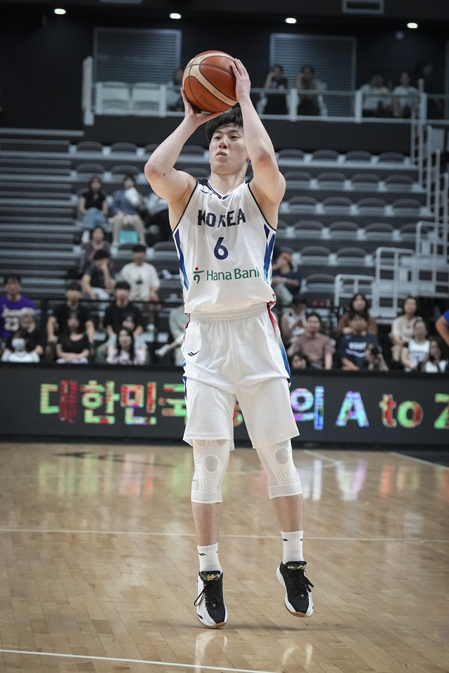 Lee Jung-hyun cố gắng sút 3 điểm. /ảnh=Hiệp hội Bóng rổ Hàn Quốc