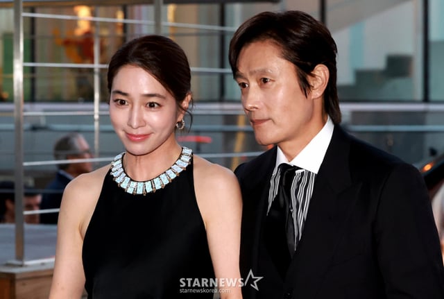 (Seoul=NEWS1) Phóng viên Lee Ho-yoon = Diễn viên Lee Min-jung và Lee Byung-hun cùng với vợ/chồng tham dự sự kiện CJ Night in Celebration of Freeze Seoul được tổ chức tại Bảo tàng Leum ở Quận Yongsan, Seoul vào ngày 2. 2026.9.2/NEWS1 Copyright © NEWS1. All rights reserved. Cấm tái bản và phân phối lại, cấm sử dụng cho mục đích học tập AI. /ảnh=(Seoul=NEWS1) Phóng viên Lee Ho-yoon
