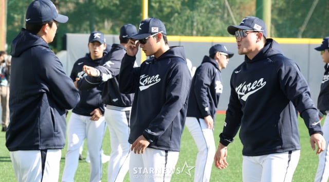 대한민국 야구대표팀이 3일 경기도 고양시 국가대표 야구훈련장에서 훈련을 진행했다. 김주원과 안현민이 스트레칭 훈련을 하고 있다. 야구대표팀은 2026 월드베이스볼클래식(WBC)에 대비, 8일과 9일 체코와의 평가전과 15일과 16일엔 일본 도쿄돔에서 일본과 총 4차례 'K-베이스볼 시리즈를 진행한다. /사진=김진경 kim.jinkyung@
