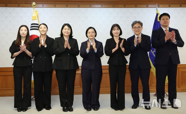 한성숙 국무총리가 4일 정부서울청사에서 열린 국가스포츠정책위원회 위촉식에서 김수녕 공동위원장 및 위원들에게 위촉장을 수여한 뒤 기념촬영 하고 있다. 서정화 위원(왼쪽부터), 함은주 위원, 김수녕 위원장, 한성숙 총리, 윤지운 위원, 한남희 위원, 박성배 위원. /사진=뉴시스