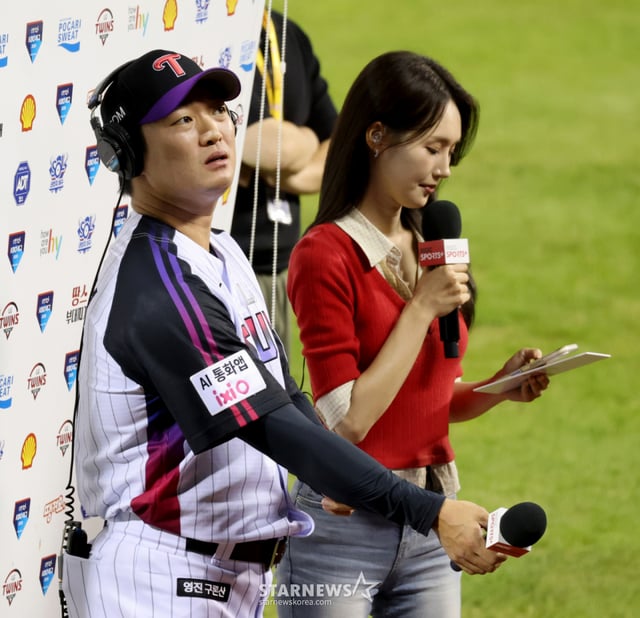 Go Woo-seok, tras regresar a LG, se presentó en el octavo inning del partido entre los Samsung Lions y los LG Twins de la Liga KBO 2026, celebrado el 4 en el estadio Jamsil, con un margen de una carrera. Lanzó sin permitir carreras y logró el salvamento. El protagonista de la entrevista al jugador destacado fue Go Woo-seok. /Foto=Kang Young-jo cameratalks@