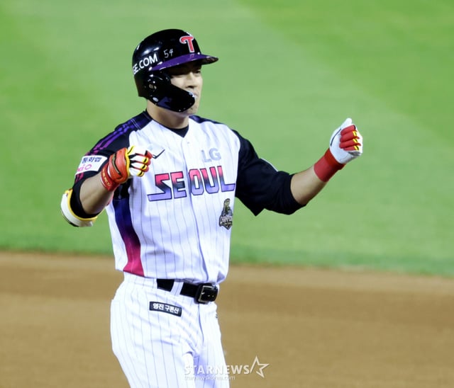 LG 천성호가 4일 잠실야구장에서 열린 2026KBO리그 삼성라이온즈와 LG트윈스 경기 6회말 2사 1,2루에서 1타점 안타로 출루하고 있다.  4-3으로 역전한 LG. 2026.09.04. /사진=강영조 cameratalks@