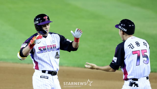 LG 천성호가 4일 잠실야구장에서 열린 2026KBO리그 삼성라이온즈와 LG트윈스 경기 6회말 2사 1,2루에서 1타점 안타로 출루하고 있다.  4-3으로 역전한 LG. 2026.09.04. /사진=강영조 cameratalks@