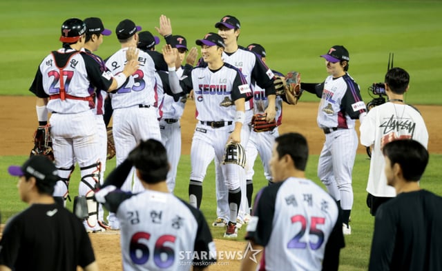 Go Woo-seok, tras regresar a LG, entró en juego en el octavo inning de la parte superior con un margen de una carrera durante el partido de la Liga KBO 2026 entre Samsung Lions y LG Twins, celebrado el día 4 en el estadio Jamsil, logrando sin carreras y asegurando la victoria. Go Woo-seok alcanzó los 140 salvamentos. Aunque permitió una base por bolas con recta a su primer rival Díaz, no concedió carreras. Tras eliminar al último bateador, Kang Min-ho, Go Woo-seok celebró junto a sus compañeros Moon Bo-kyung y Shin Min-jae. 2026.09.04. Con dos outs y corredores en segunda base, el último bateador fue Kang Min-ho. '¡Ha surgido!' El protagonista del hit de empate con 2 carreras impulsadas, Moon Bo-kyung, recibe afectuosamente a Go Woo-seok. /foto=Kang Young-jo cameratalks@