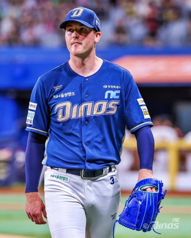 NC Dinos foreign pitcher Riley Thompson heads to the dugout after finishing his innings as a starter against Kiwoom Heroes at Seoul Gocheok Sky Dome on the 4th. /Photo=NC Dinos provided