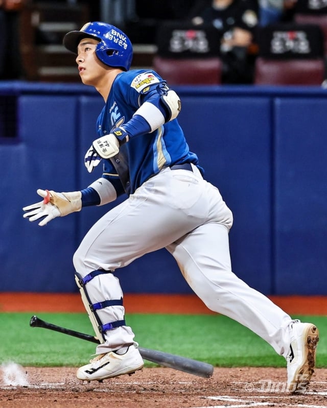 NC Dinos' Kim Hwi-jip hits a two-run double in the top of the first inning during a road game against Kiwoom Heroes at Seoul Gocheok Sky Dome on the 4th. /Photo=NC Dinos provided