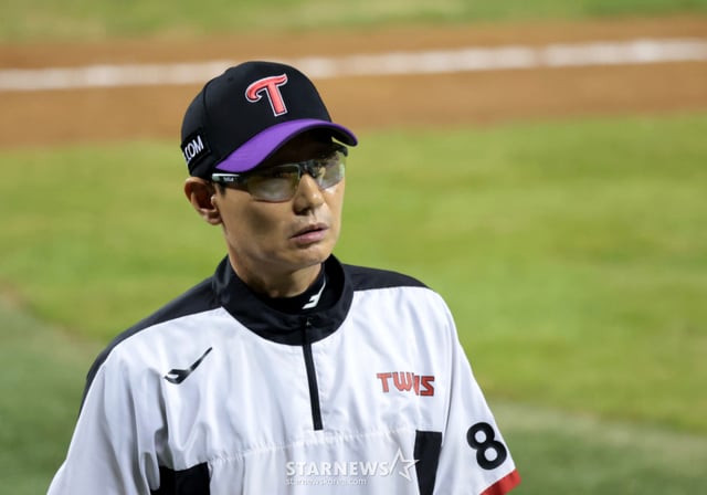 El entrenador de LG, Yeom Kyung-yeop, sale al terreno y apela a la decisión del árbitro de tercera base, Lee Ki-jung, tras declararse un balk por parte de KARA Sco durante el turno de bateo de Samsung Gu Ja-wook en la parte baja de la cuarta entrada, con nadie fuera y corredor en primera base, en el partido de la Liga KBO 2026 entre los Samsung Lions y los LG Twins celebrado el día 4 en el estadio Jamsil. 2026.09.04. /Foto=Kang Young-jo cameratalks@