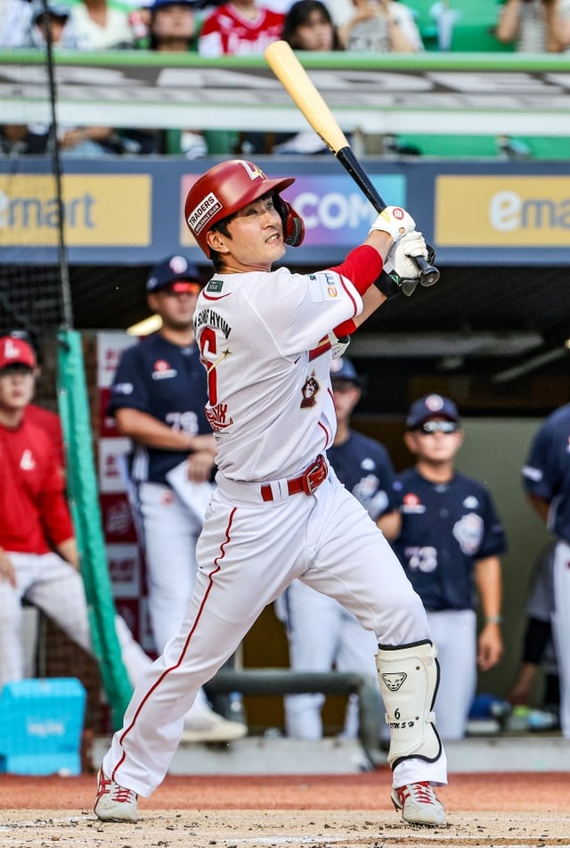 SSG 랜더스 김성현이 5일 인천 SSG랜더스필드에서 열린 두산 베어스와 2026 신한 SOL KBO리그 홈경기에 1번 타자 2루수로 출전해 1회말 타석에서 파울을 날리고 있다. /사진=SSG 랜더스 제공