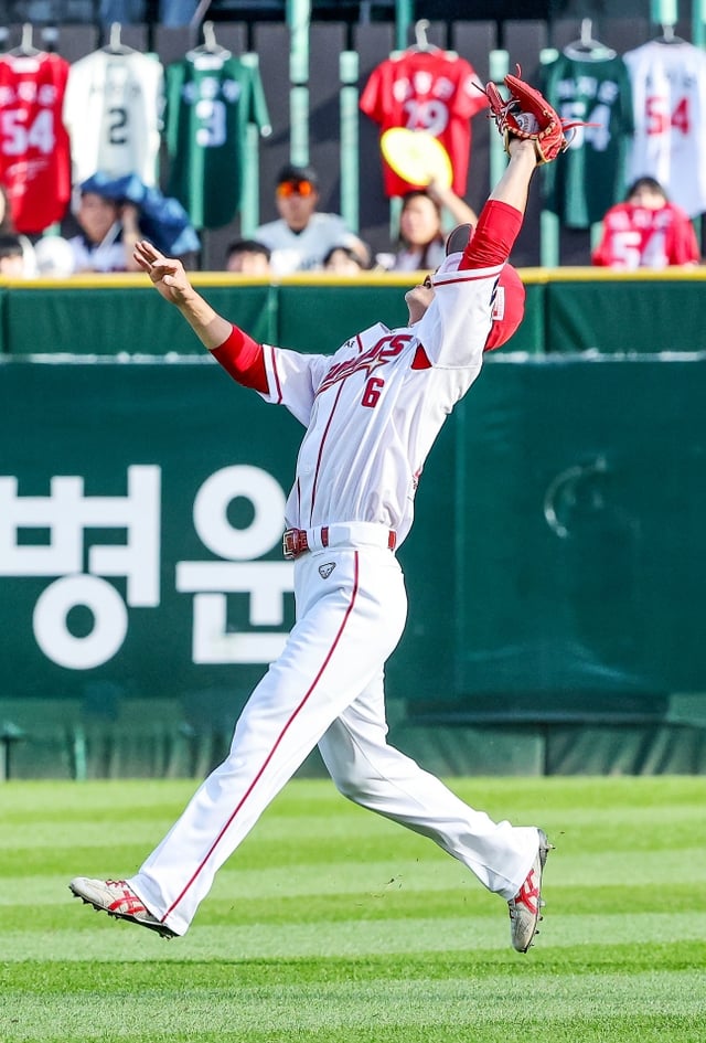 SSG 랜더스 김성현이 5일 인천 SSG랜더스필드에서 열린 두산 베어스와 2026 신한 SOL KBO리그 홈경기에서 1회초 호수비를 펼치고 있다. /사진=SSG 랜더스 제공